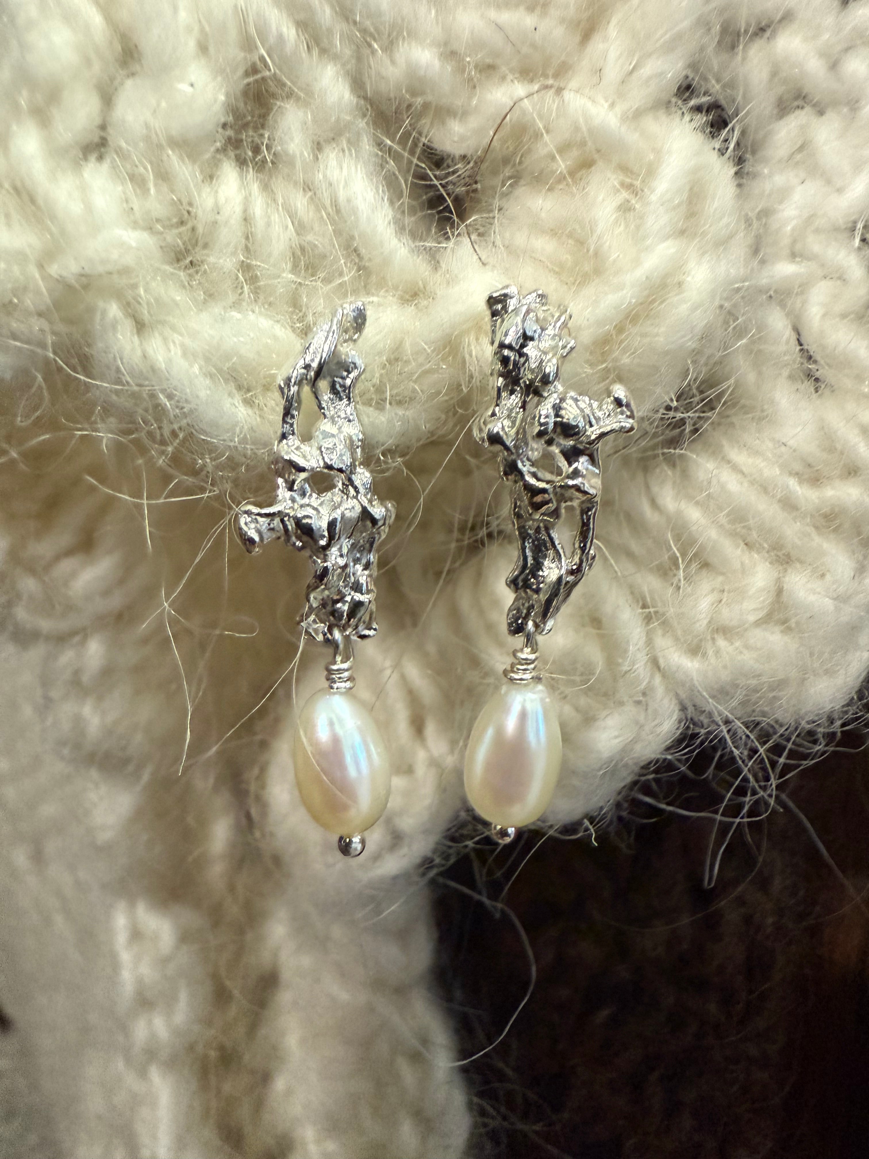 ASSA stud earrings with pearls