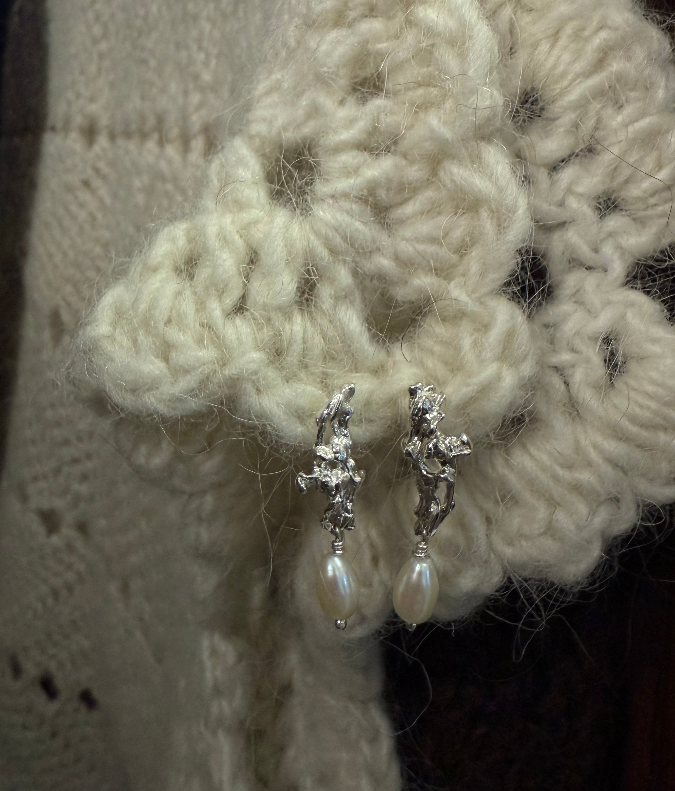 ASSA stud earrings with pearls