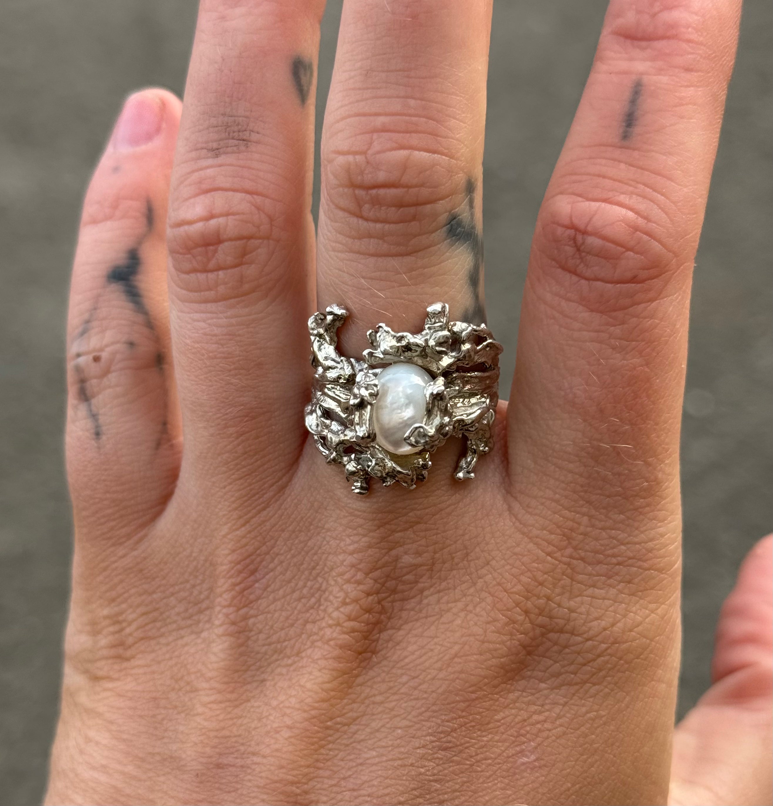 ASSA Ring mother of pearl cabochon